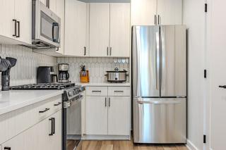 Upscale 2BR with Gym & Metro Access - 6