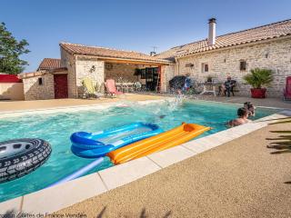 Maison rénovée pour 14 pers avec piscine chauffée, jardin, baby-foot, proche Puy du Fou et La Rochelle - FR-1-426-362 - 0