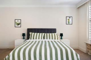 Stylish - Bright 2BR apartment located in Surry Hills - Balcony - 5 people - 3