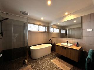 Premier stay with own bathroom in the west of Melbourne - 3