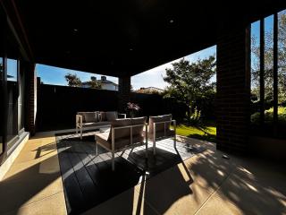 Premier stay with own bathroom in the west of Melbourne - 2