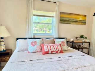 Relaxing 2 bed Siesta Key bungalow minutes from the beach - 1