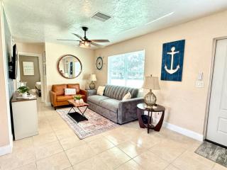 Relaxing 2 bed Siesta Key bungalow minutes from the beach - 3