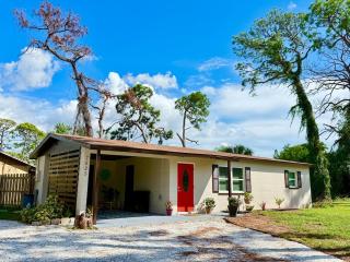 Relaxing 2 bed Siesta Key bungalow minutes from the beach - 0