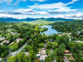 Fun Spacious Home- 3 Miles from Downtown Asheville, walk to Beaver Lake - 0