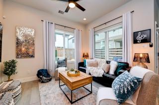 5 mins to Downtown - Tesla Charger - Sleeps 6 - 7