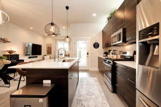 5 mins to Downtown - Tesla Charger - Sleeps 6 - 2