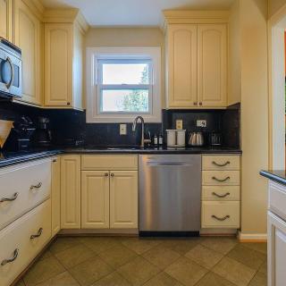 Spacious 4BR with Pool Near DC and Old Town Alexandria - Rutland - 6