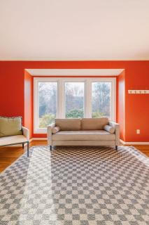 Spacious 4BR with Pool Near DC and Old Town Alexandria - Rutland - 2