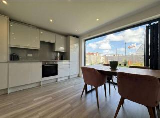 The Larks Spacious 3BR Essex - 1