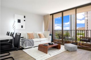 Freshly Updated Condo in Waikiki with Free Parking - 9