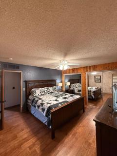 Rustic Western Home Steps from Rte 66 & Grand Canyon Train Station - 4