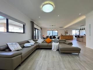 Kuraby Family Retreat Spacious 4BR Holiday Home - 1