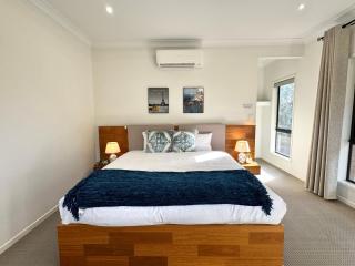Kuraby Family Retreat Spacious 4BR Holiday Home - 1