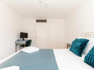 Pass the Keys Charming Tranquil 2 BR Kingston Escape London - 1