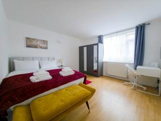 Bright Spacious Flat near Shadwell Station I PTK - 9