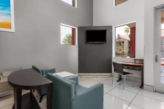 Days Inn by Wyndham Phoenix West - Phoenix - 4