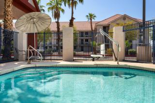 Days Inn by Wyndham Phoenix West - Phoenix - 2
