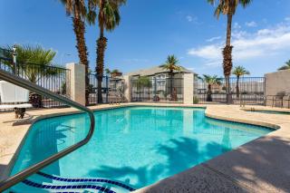 Days Inn by Wyndham Phoenix West - Phoenix - 1