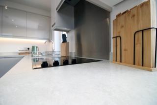 STYLISH MODERN RETREAT- OVERLOOKING POOLE QUAY- SLEEPS 6- SUPERFAST WiFi- PRIVATE PARKING SPACE- FLAT SCREEN SMART TV- ENSUIT- GREAT VIEWS- BEAUTIFUL LOCATION - 2