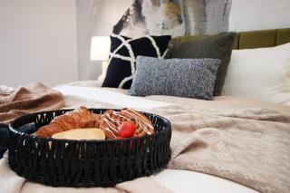 STYLISH MODERN RETREAT- OVERLOOKING POOLE QUAY- SLEEPS 6- SUPERFAST WiFi- PRIVATE PARKING SPACE- FLAT SCREEN SMART TV- ENSUIT- GREAT VIEWS- BEAUTIFUL LOCATION - 1