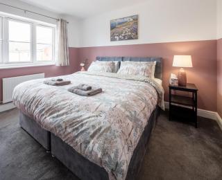 Cozy Central Gloucester 3 Bed with Free Parking - 6