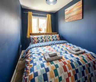 Cozy Central Gloucester 3 Bed with Free Parking - 4
