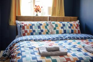 Cozy Central Gloucester 3 Bed with Free Parking - 3