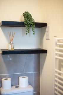 Cozy Central Gloucester 3 Bed with Free Parking - 2