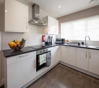 Cozy Central Gloucester 3 Bed with Free Parking - 5