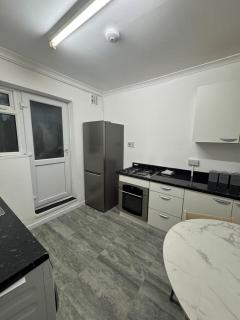 38LYW Room 1 - Large Ensuite Room - Stratford, London - 9