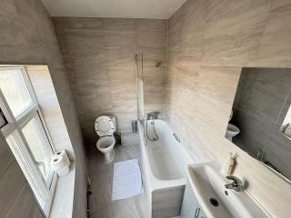 38LYW Room 1 - Large Ensuite Room - Stratford, London - 7