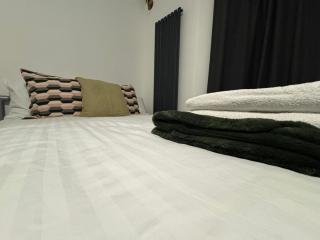 38LYW Room 1 - Large Ensuite Room - Stratford, London - 3