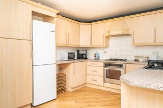 Elegant 5Bed Home with Free Parking at City Centre, Sleeps 10 - 2
