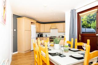 Elegant 5Bed Home with Free Parking at City Centre, Sleeps 10 - 3