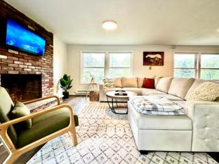 Pocono Mountain Escape - Steps to Lake- Hot Tub - Games- 9 Mins to Ski Slopes! - 7