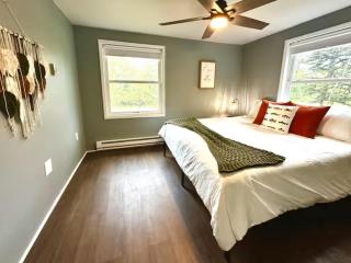 Pocono Mountain Escape - Steps to Lake- Hot Tub - Games- 9 Mins to Ski Slopes! - 1