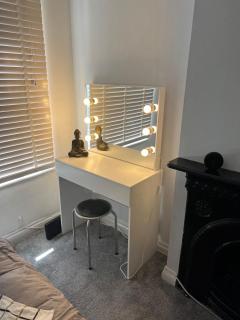 Stunning City Centre Apartment with WiFi & Parking - 5