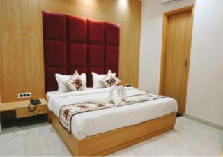 The Posh Hotel - 7