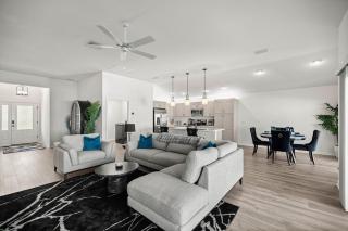 Chic Villages 3BR King Suite With Patio & Golf Cart - 2