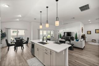 Chic Villages 3BR King Suite With Patio & Golf Cart - 1