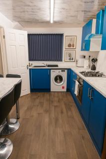 Airport and City Access Stylish 3BR with Garden Plus Parking - 3