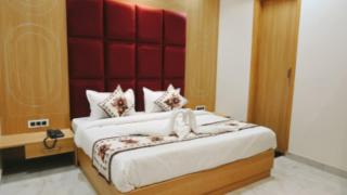 The Posh Hotel - 3