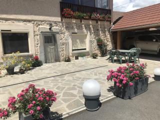 Le Rocher des Ducs, vue sur montagne, abris voitures et motos - 7