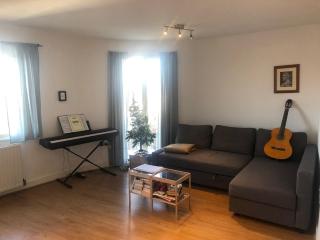 Lovely top floor spacious flat next to the station - 0