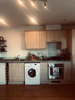 Lovely top floor spacious flat next to the station - 6