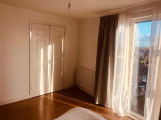 Lovely top floor spacious flat next to the station - 5