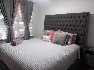 Cozy Luxury Home - 9