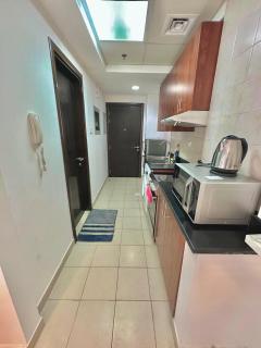 High-Floor Studio with Stunning Lake View in Dubai Marina - 3