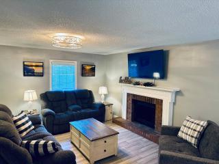 Retreat 4BR Sleeps 10 plus, 8mi LakePoint, Red Top - 1